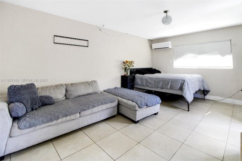 House in Hollywood, Florida 4 bedrooms, 101.26 sq.m. № 1985887 - photo 11