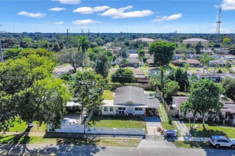 House in Hollywood, Florida 4 bedrooms, 101.26 sq.m. № 1985887 - photo 29