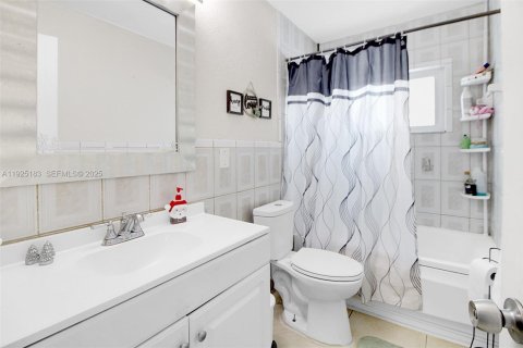 House in Hollywood, Florida 4 bedrooms, 101.26 sq.m. № 1985887 - photo 13