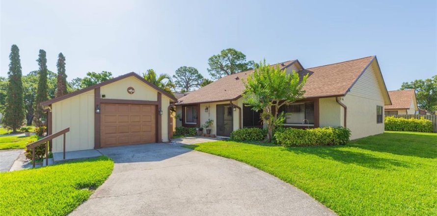 House in Clearwater, Florida 2 bedrooms, 122.07 sq.m. № 1680650