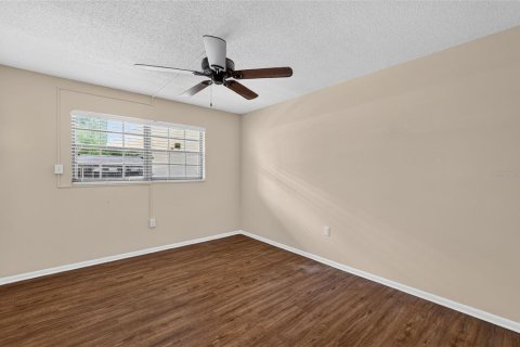 Condo in Mount Dora, Florida, 2 bedrooms № 2422681 - photo 28
