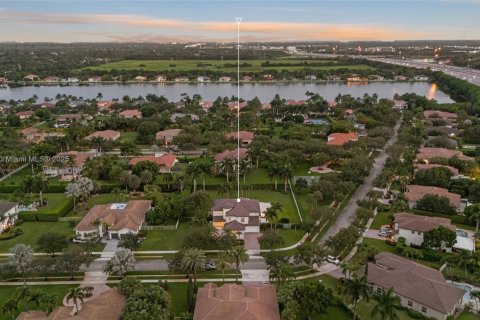 House in Davie, Florida 5 bedrooms, 398.09 sq.m. № 1766405 - photo 3