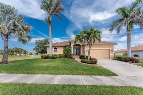 House in Punta Gorda, Florida 3 bedrooms, 168.52 sq.m. № 1734343 - photo 2