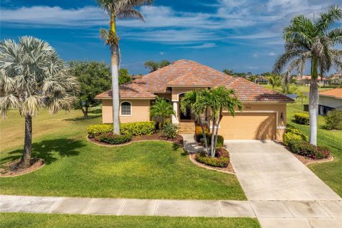 House in Punta Gorda, Florida 3 bedrooms, 168.52 sq.m. № 1734343 - photo 1