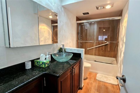 Copropriété à louer à Hallandale Beach, Floride: 2 chambres, 124.49 m2 № 1946490 - photo 18