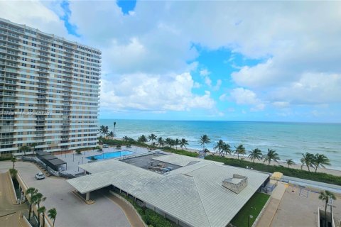 Copropriété à louer à Hallandale Beach, Floride: 2 chambres, 124.49 m2 № 1946490 - photo 2