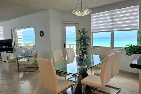 Copropriété à louer à Hallandale Beach, Floride: 2 chambres, 124.49 m2 № 1946490 - photo 4