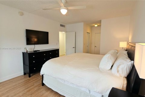 Copropriété à louer à Hallandale Beach, Floride: 2 chambres, 124.49 m2 № 1946490 - photo 15