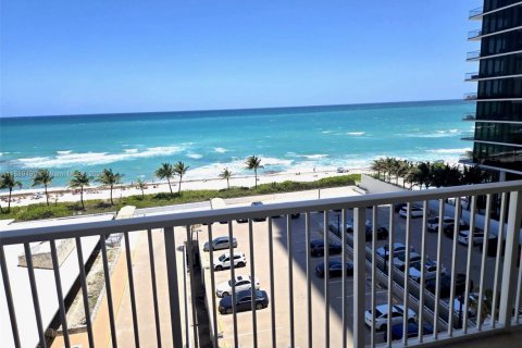 Copropriété à louer à Hallandale Beach, Floride: 2 chambres, 124.49 m2 № 1946490 - photo 1
