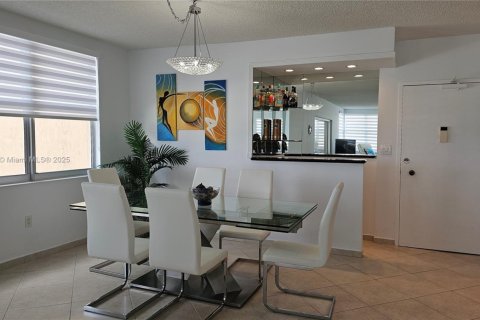 Copropriété à louer à Hallandale Beach, Floride: 2 chambres, 124.49 m2 № 1946490 - photo 6