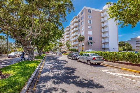 Condominio en venta en North Bay Village, Florida, 1 dormitorio, 76.83 m2 № 1962996 - foto 5