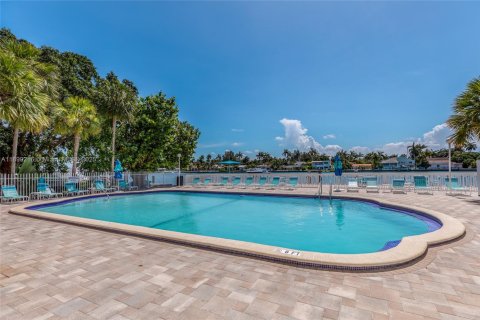 Condominio en venta en North Bay Village, Florida, 1 dormitorio, 76.83 m2 № 1962996 - foto 1