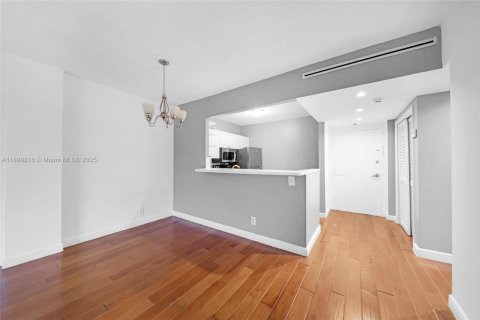 Condominio en venta en North Bay Village, Florida, 1 dormitorio, 76.83 m2 № 1962996 - foto 11