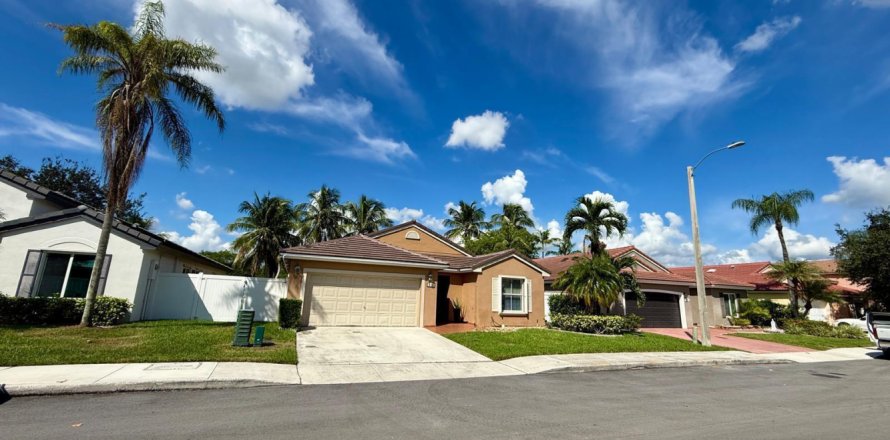 Villa ou maison à Pembroke Pines, Floride 3 chambres, 152.08 m2 № 2413216