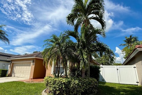 Villa ou maison à vendre à Pembroke Pines, Floride: 3 chambres, 152.08 m2 № 2413216 - photo 4