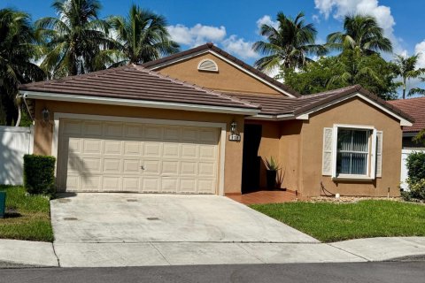 Villa ou maison à vendre à Pembroke Pines, Floride: 3 chambres, 152.08 m2 № 2413216 - photo 2