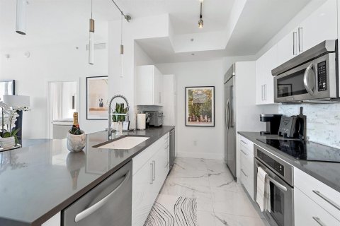 Condo in West Palm Beach, Florida, 2 bedrooms № 2402405 - photo 5