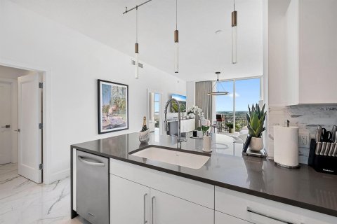 Condo in West Palm Beach, Florida, 2 bedrooms № 2402405 - photo 9