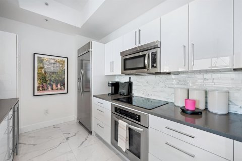 Condo in West Palm Beach, Florida, 2 bedrooms № 2402405 - photo 2