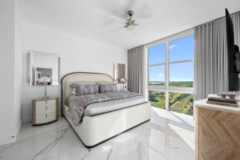 Condo in West Palm Beach, Florida, 2 bedrooms № 2402405 - photo 11