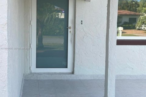 Immobilier commercial à louer à Miami, Floride: 1 chambre, 139.26 m2 № 2027461 - photo 4