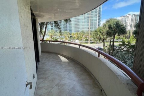Condo in Sunny Isles Beach, Florida, 2 bedrooms  № 1867076 - photo 16
