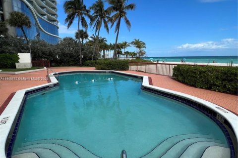 Condo in Sunny Isles Beach, Florida, 2 bedrooms  № 1867076 - photo 20