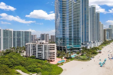 Condo in Sunny Isles Beach, Florida, 2 bedrooms  № 1867076 - photo 1