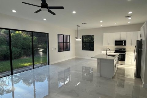 Villa ou maison à louer à Port Charlotte, Floride: 3 chambres, 155.24 m2 № 2387472 - photo 2