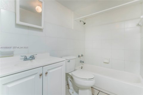 Снять в аренду квартиру в Форт-Лодердейл, Флорида 3 спальни, 150.22м2, № 1989390 - фото 7