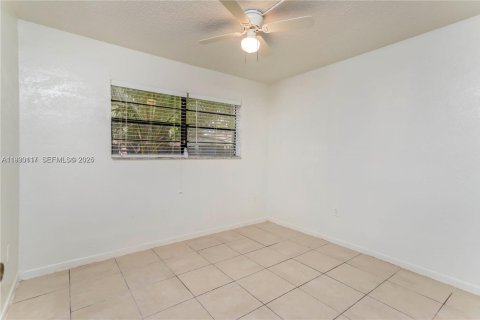 Снять в аренду квартиру в Форт-Лодердейл, Флорида 3 спальни, 150.22м2, № 1989390 - фото 9