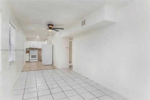 Снять в аренду квартиру в Форт-Лодердейл, Флорида 3 спальни, 150.22м2, № 1989390 - фото 3