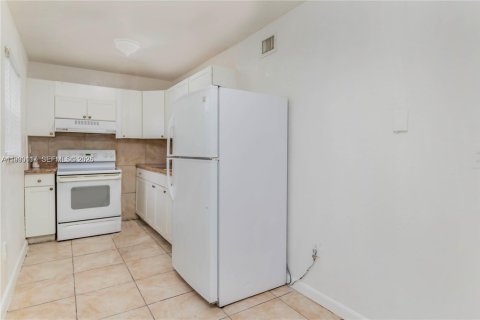 Снять в аренду квартиру в Форт-Лодердейл, Флорида 3 спальни, 150.22м2, № 1989390 - фото 5