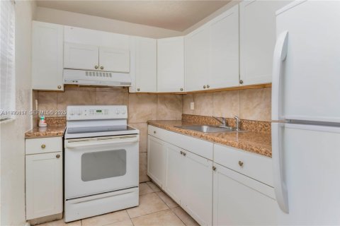 Снять в аренду квартиру в Форт-Лодердейл, Флорида 3 спальни, 150.22м2, № 1989390 - фото 6