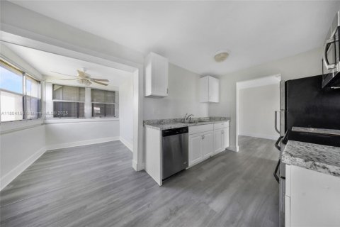 House in Pompano Beach, Florida 3 bedrooms, 123.65 sq.m. № 1739079 - photo 5