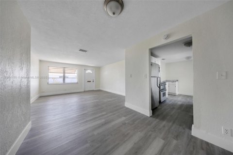 House in Pompano Beach, Florida 3 bedrooms, 123.65 sq.m. № 1739079 - photo 6