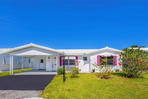 House in Pompano Beach, Florida 3 bedrooms, 123.65 sq.m. № 1739079 - photo 1