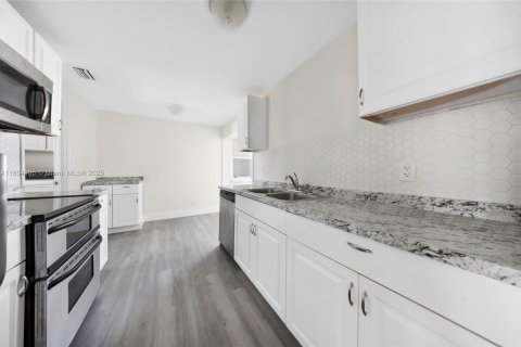 House in Pompano Beach, Florida 3 bedrooms, 123.65 sq.m. № 1739079 - photo 4