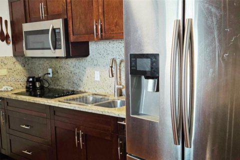 Casa en venta en Miami Gardens, Florida, 2 dormitorios, 66.89 m2 № 2010904 - foto 7