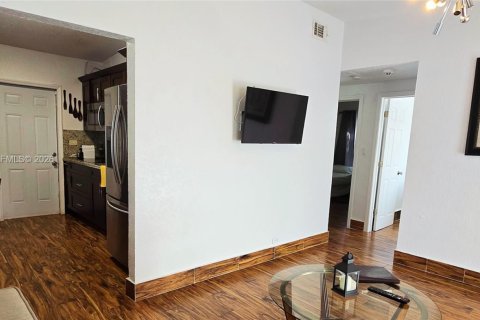 Casa en venta en Miami Gardens, Florida, 2 dormitorios, 66.89 m2 № 2010904 - foto 14