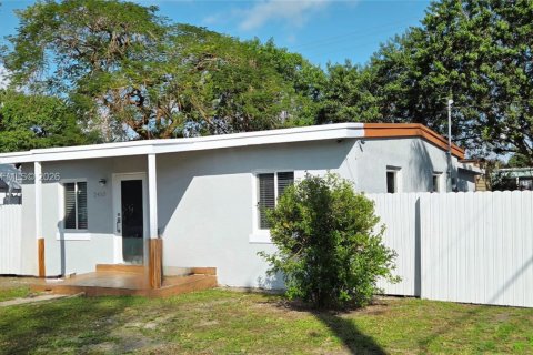 Casa en venta en Miami Gardens, Florida, 2 dormitorios, 66.89 m2 № 2010904 - foto 1