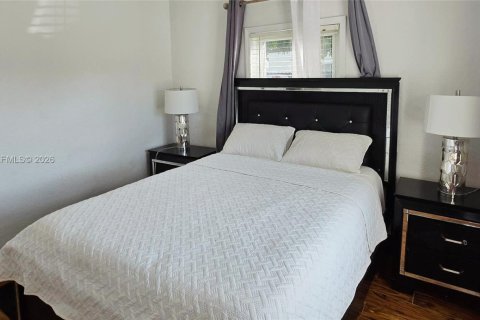 Casa en venta en Miami Gardens, Florida, 2 dormitorios, 66.89 m2 № 2010904 - foto 9