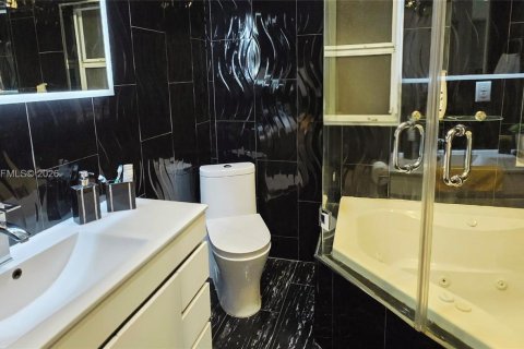 Casa en venta en Miami Gardens, Florida, 2 dormitorios, 66.89 m2 № 2010904 - foto 13