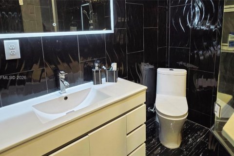 Casa en venta en Miami Gardens, Florida, 2 dormitorios, 66.89 m2 № 2010904 - foto 2