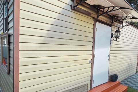 Casa en venta en Miami Gardens, Florida, 2 dormitorios, 66.89 m2 № 2010904 - foto 19