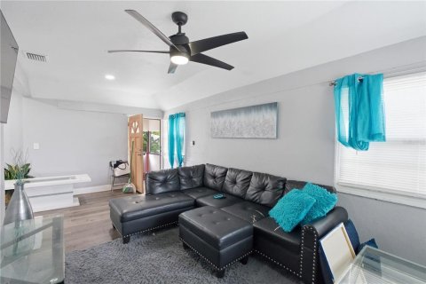 Duplex in Saint Petersburg, Florida 4 bedrooms, 144.18 sq.m. № 2209747 - photo 4
