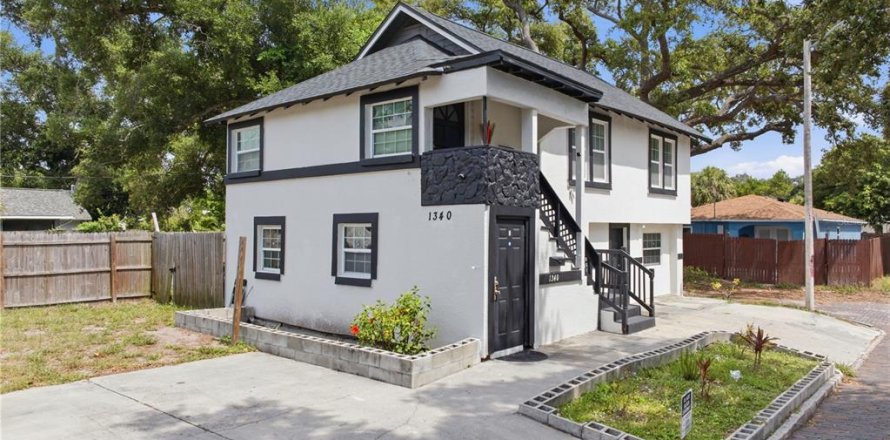 Duplex in Saint Petersburg, Florida 4 bedrooms, 144.18 sq.m. № 2209747