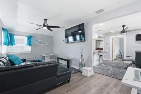 Duplex in Saint Petersburg, Florida 4 bedrooms, 144.18 sq.m. № 2209747 - photo 3