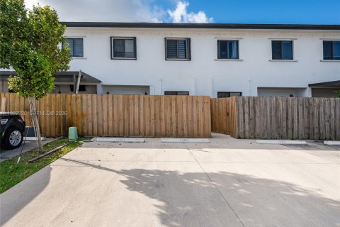 Снять в аренду таунхаус в Хомстед, Флорида 3 спальни, 146.79м2, № 2049300 - фото 3