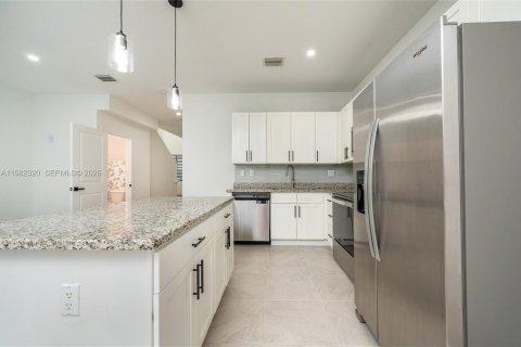 Снять в аренду таунхаус в Хомстед, Флорида 3 спальни, 146.79м2, № 2049300 - фото 8